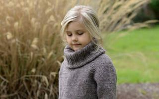 Учимся вязанию ярких свитеров для девочки Весёлый свитер “Лягушата”